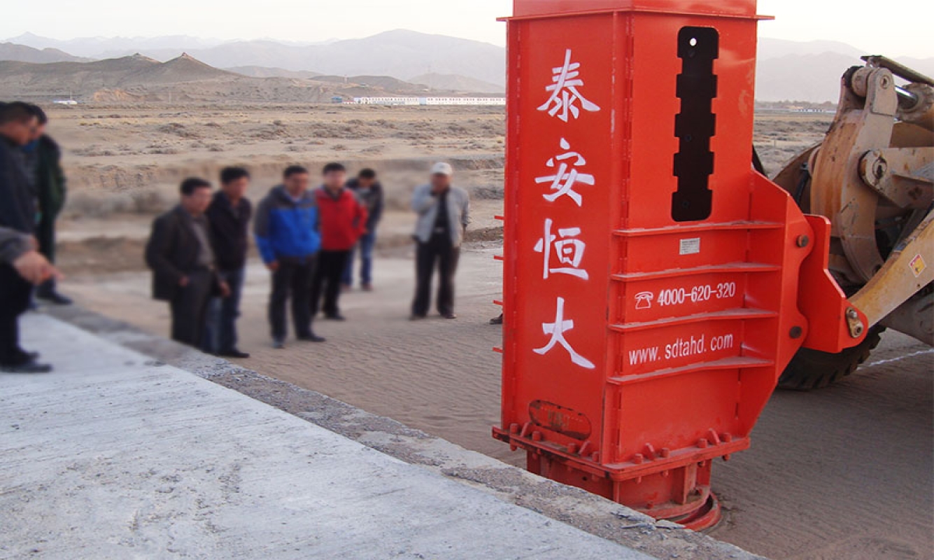 50鏟車液壓夯實機在京藏高速茶格段的應用