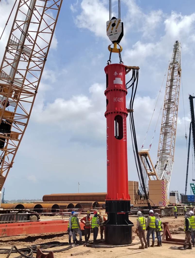 液壓打樁錘配備有 25 噸重的落錘