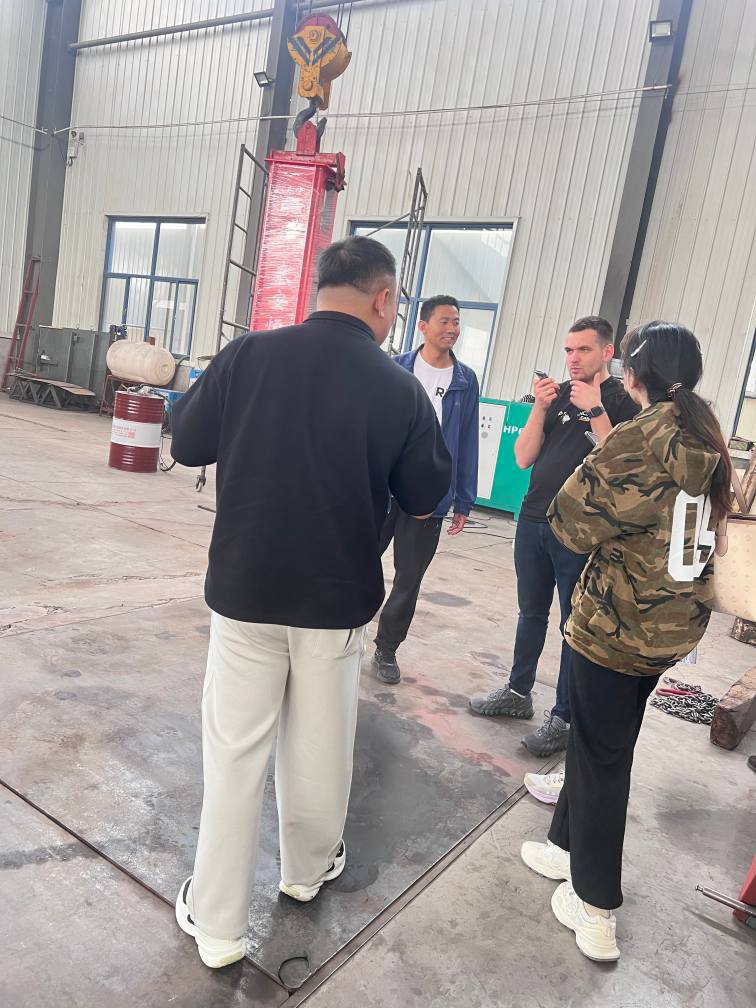 海外客戶考察泰安恒大機(jī)械工廠